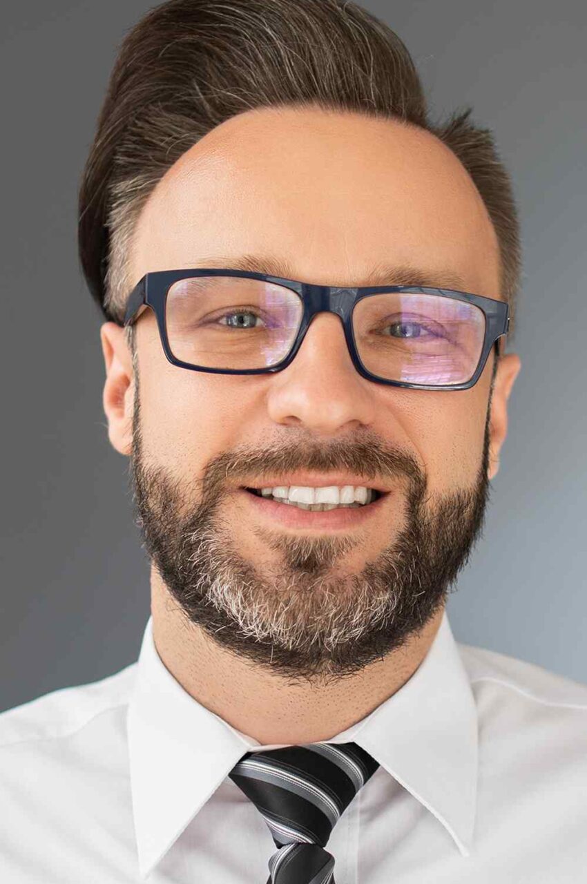 https://codecraftixstudio.com/wp-content/uploads/2019/02/team_02-850x1280.jpg